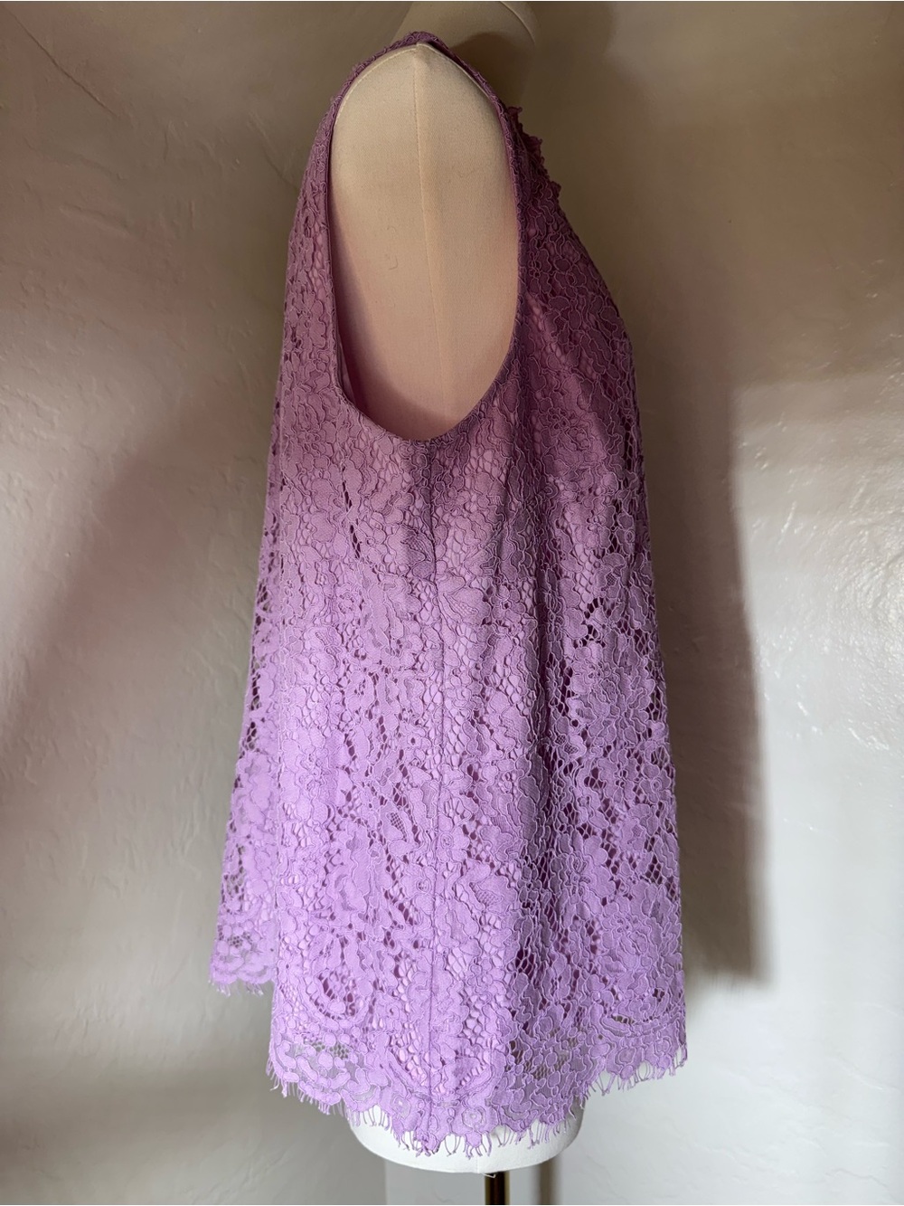 Sleeveless Lavender Lace Keyhole Top - Women's - Picture 6 of 13